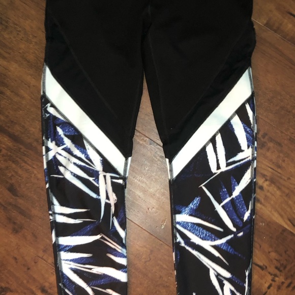 Pattern Fabletics Leggings - Picture 2 of 3